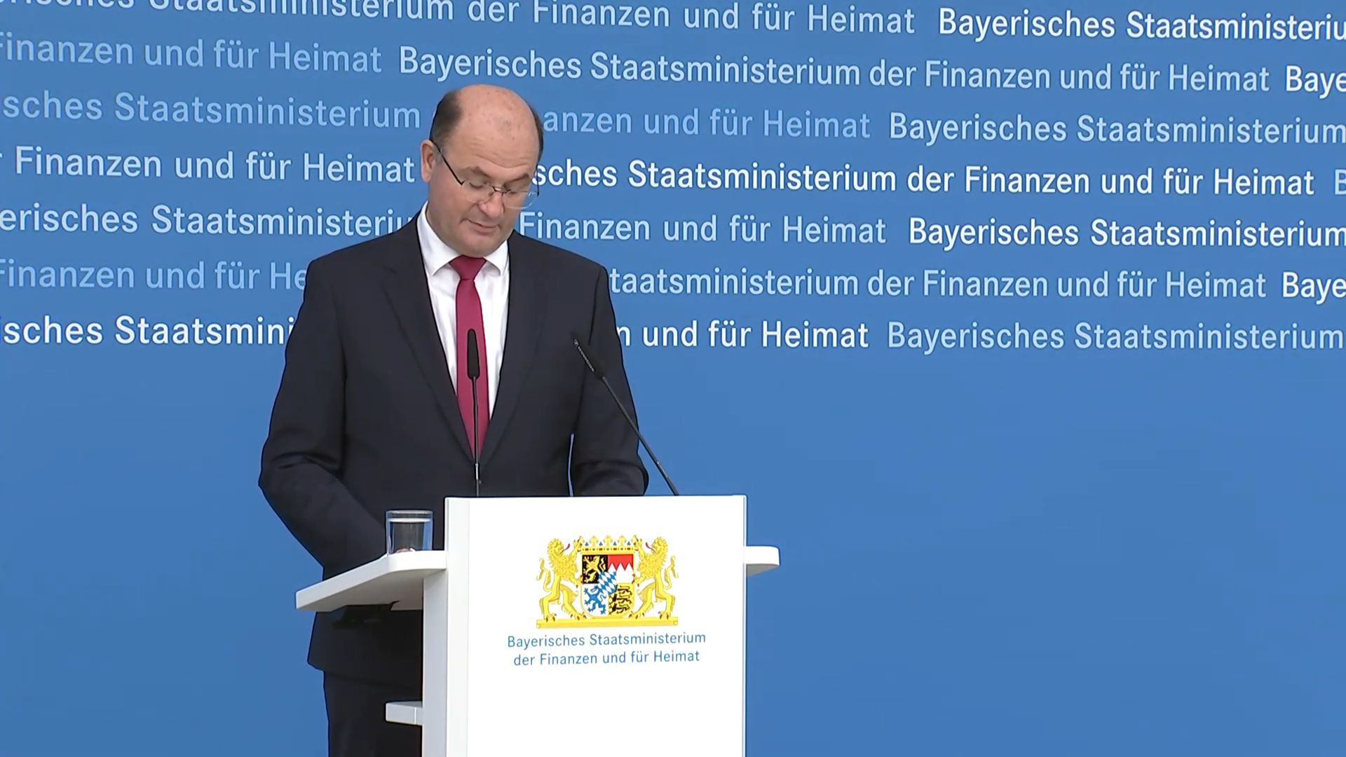 Video: Füracker stellt Steuerschätzung für Bayern vor: Plus von 1,5 Milliarden Euro wird erwartet