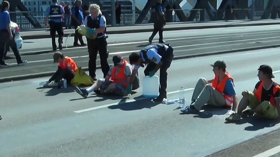 Σοβαρές κατηγορίες κατά αστυνομικού από ακτιβιστές στη Γερμανία