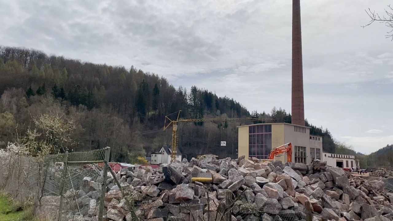 Ein Wahrzeichen verschwindet: Sprengung des Schornsteins auf der Biebermühle