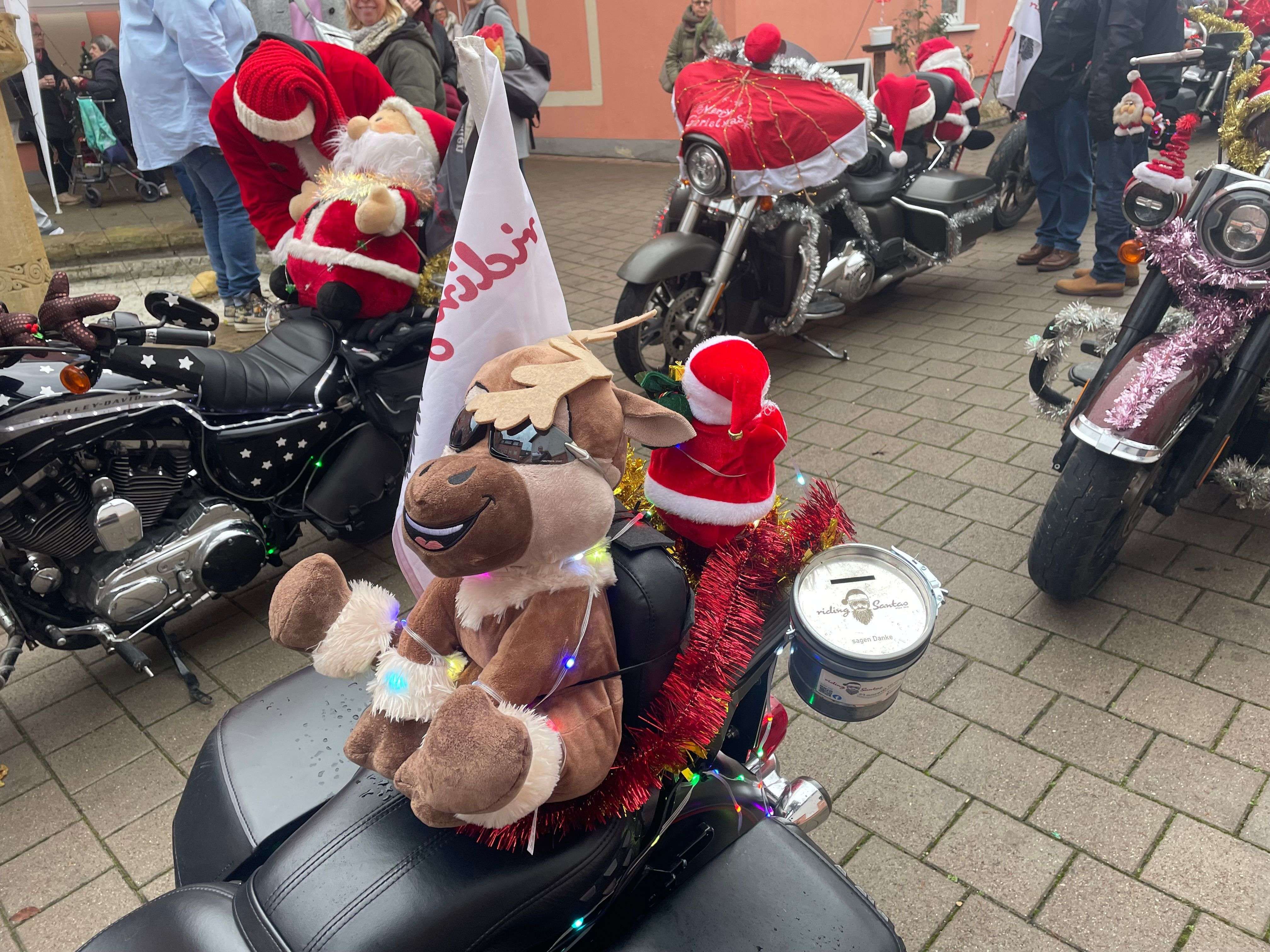 Video: Riding Santas in Bad Dürkheim