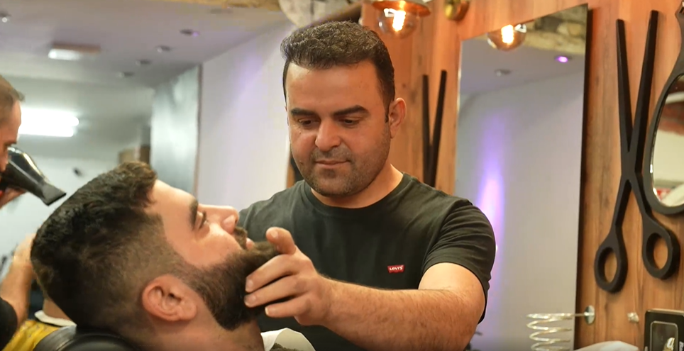 Video: Vom Fluchtweg zum Frisörsalon – 20 Jahre Migrationsberatung bei der Diakonie Pfalz