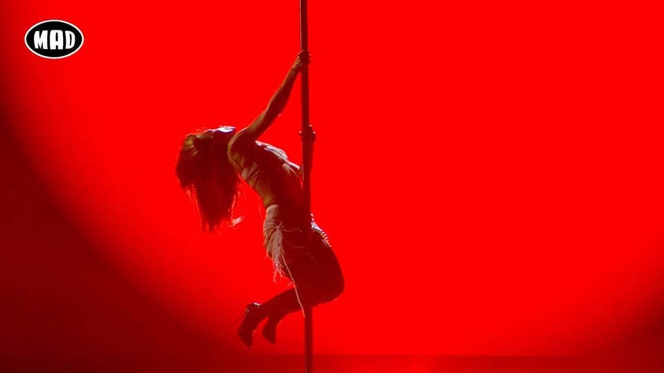 Ελένη Φουρέιρα: Καυτή εμφάνιση και pole dancing στο MadWalk 2023 (vid)