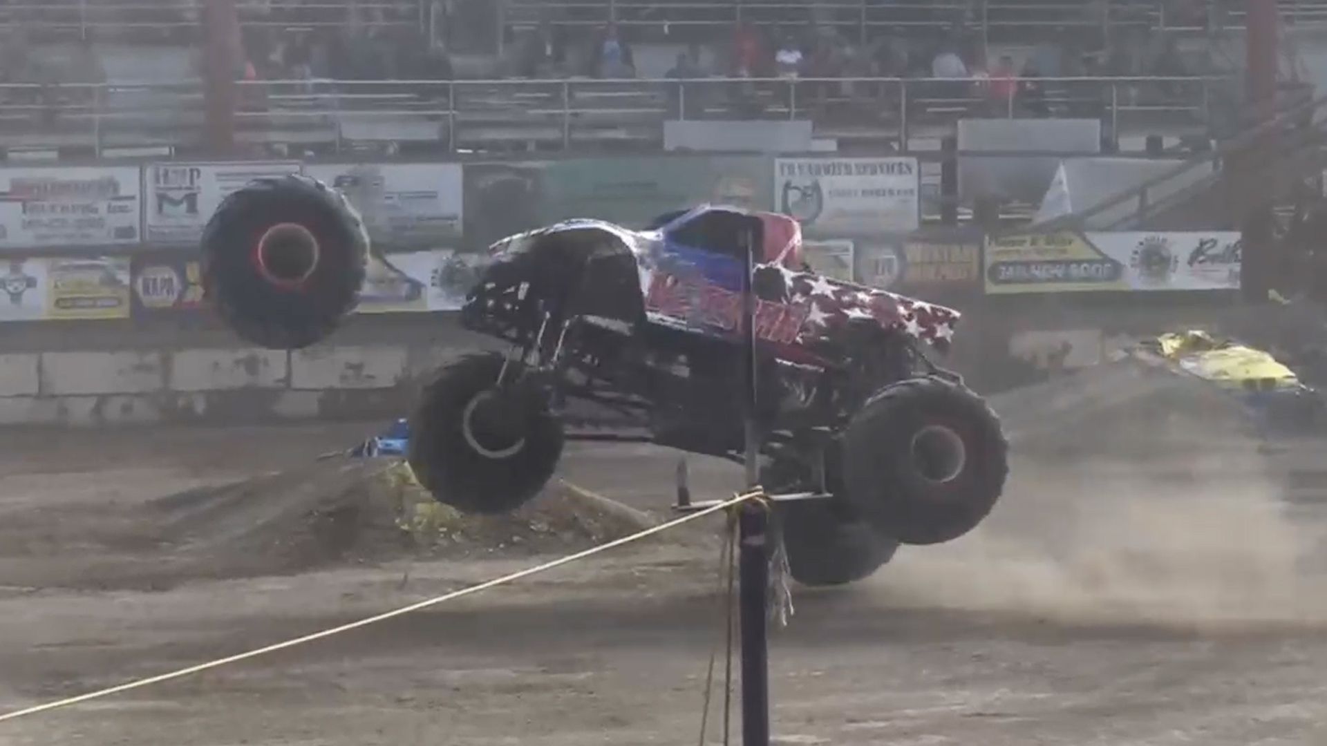 Video: Rad fliegt von Monstertruck mitten in Show in Washington