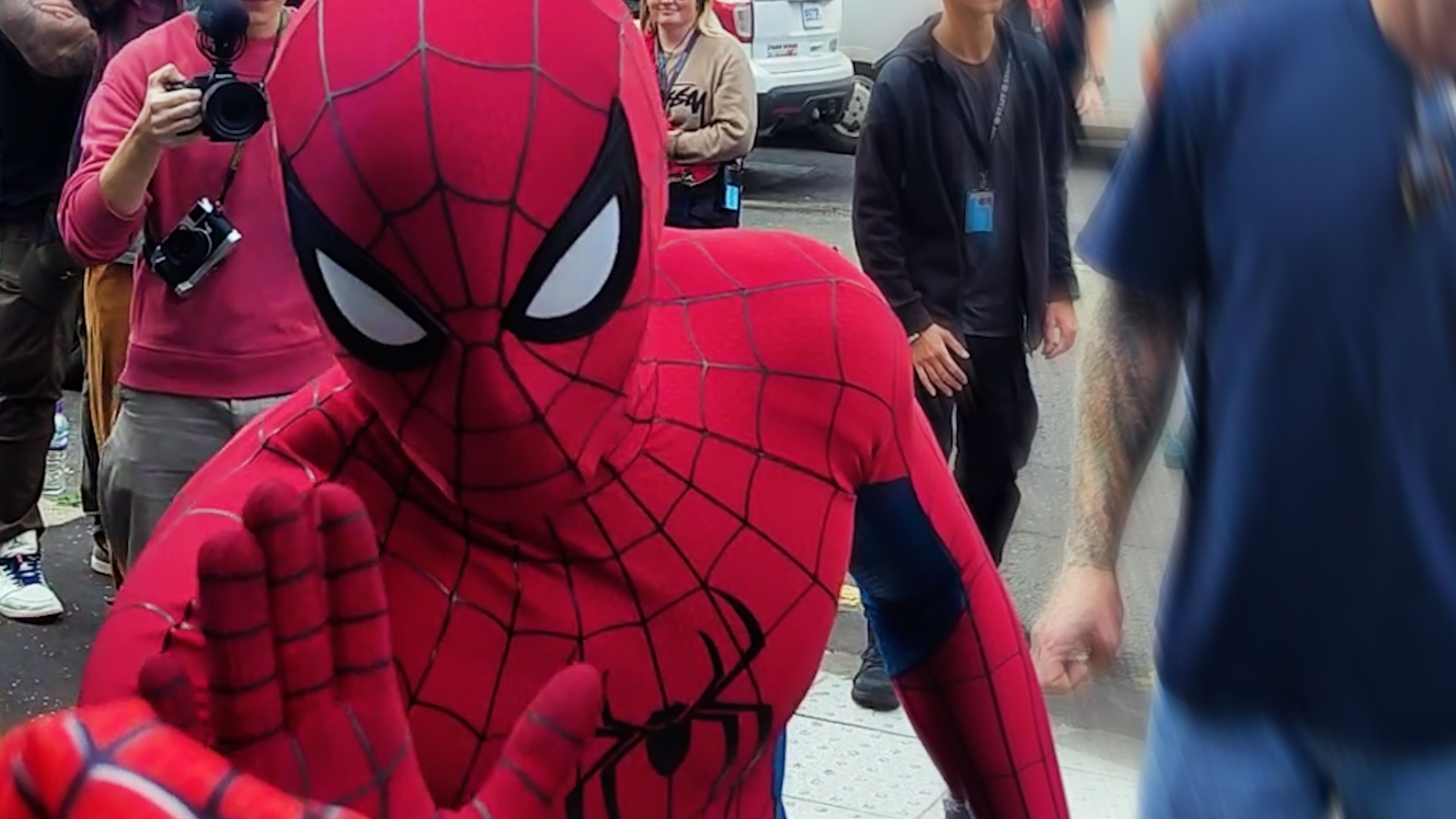 Video: Tom Holland wird bei Dreharbeiten zum neuen Spider-Man-Film in Glasgow gesichtet und gibt Fans ein High-Five