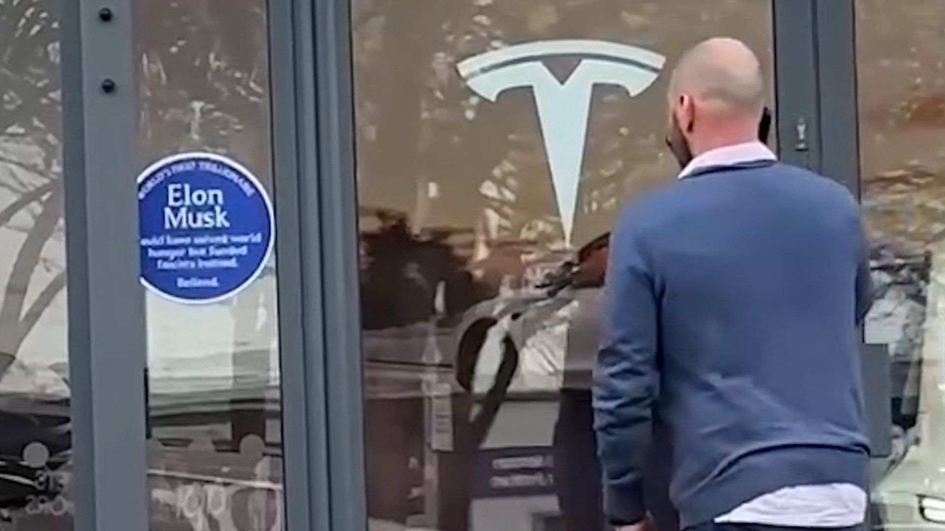 Video: Blaue Plakette beim Tesla-Händler zum Gedenken an Elon Musks € 860 Milliarden Lohnvereinbarung