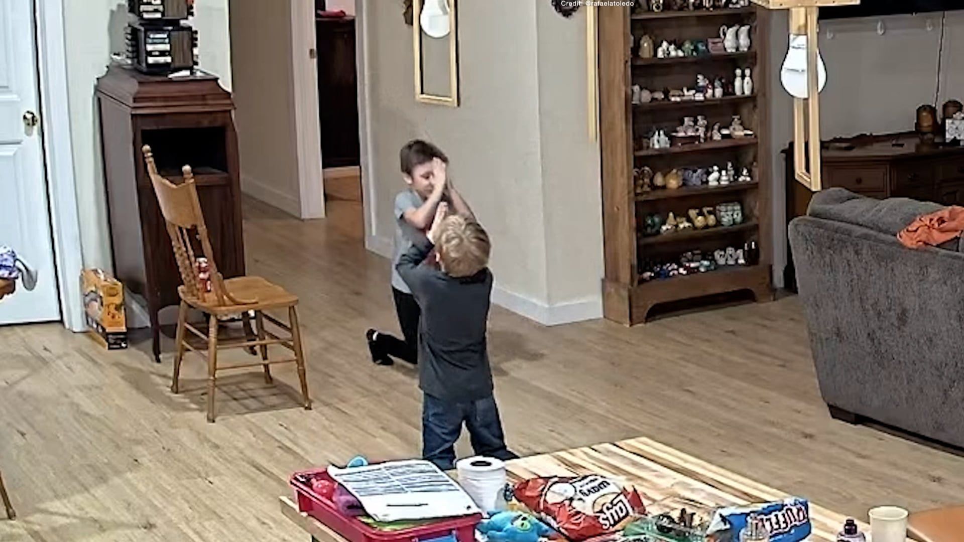 Video: Süßer Moment: Brüder beten für ihre Mutter, während sie zu Hause einen Krampfanfall hat.