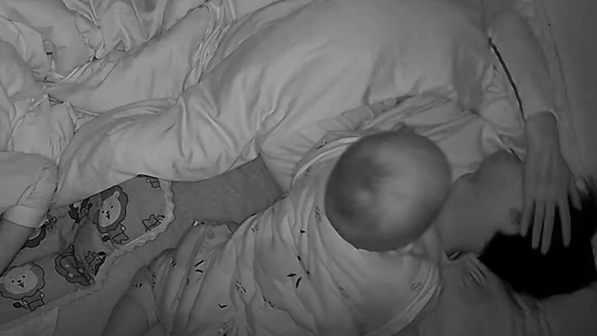 Video: Baby stoppt das Schnarchen des Vaters durch eine Ohrfeige