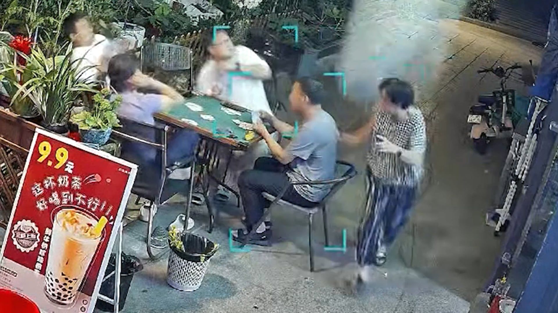 Video: Eine Bewohnerin betrügt den Tod, als die Klimaanlage in China zu Boden stürzt