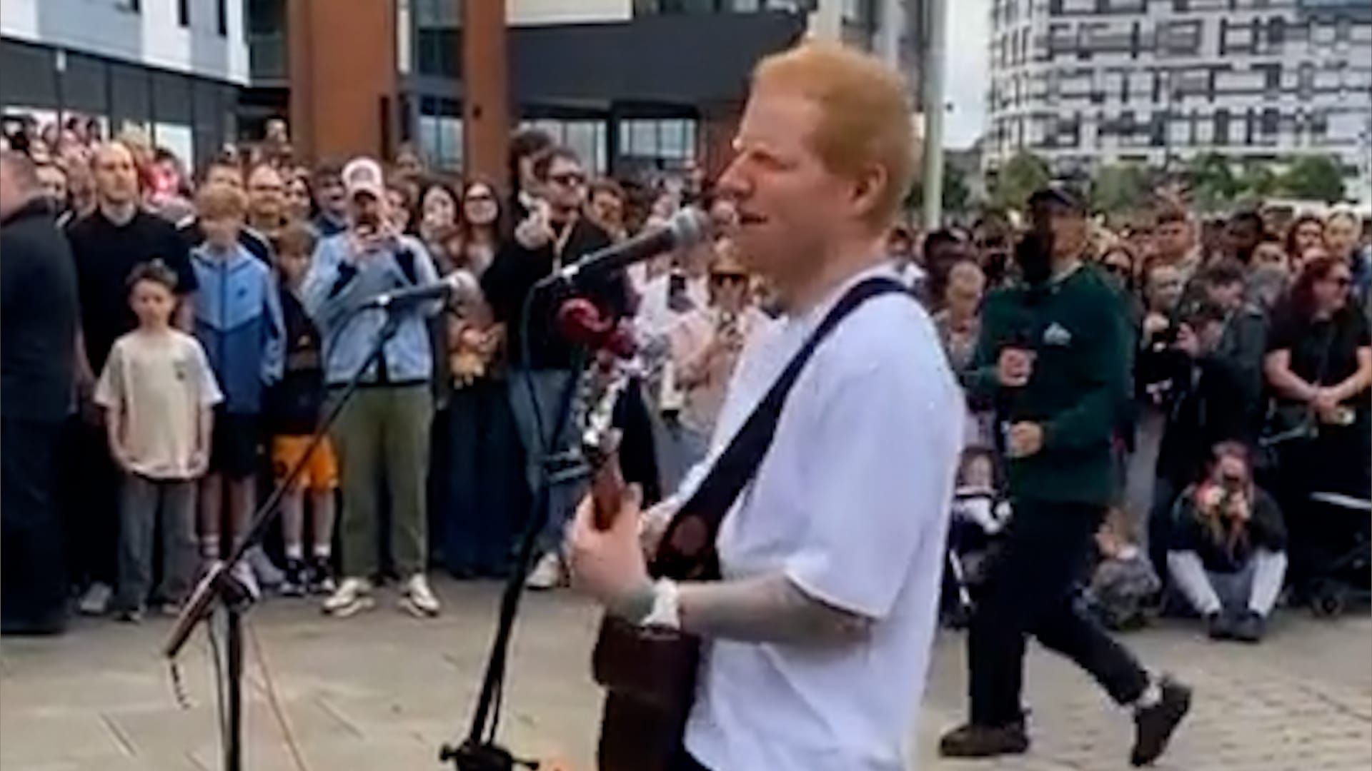 Video: Ed Sheeran plays surprise acoustic gig on street in hometown
