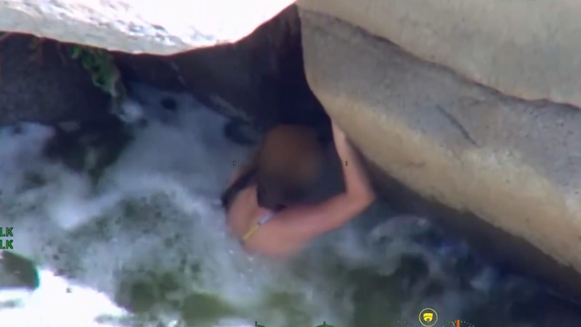 Video: Frau in Kalifornien gerettet, nachdem sieflussabwärts mitgerissen worden war