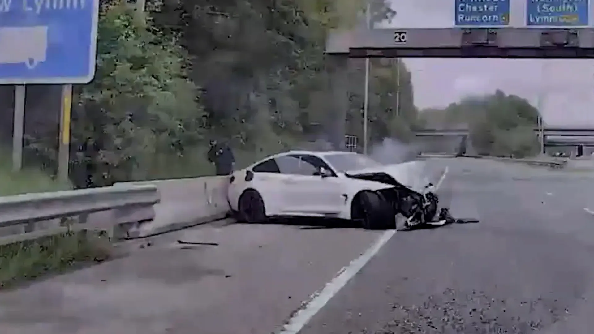 Video: Moment 'idiotischer' Raser scherzte mit der Polizei, nachdem er seinen BMW zu Schrott gefahren hatte