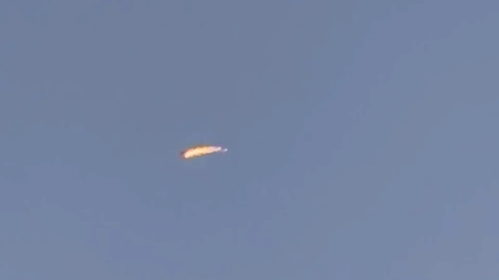 Video: Flammende Feuerbälle sausen während des jährlichen Meteoritenschauers über den Himmel