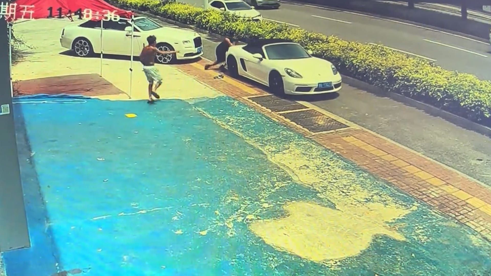 Video: Männer versuchen, rollenden Porsche aufzuhalten, bevor er einen Rolls-Royce rammt