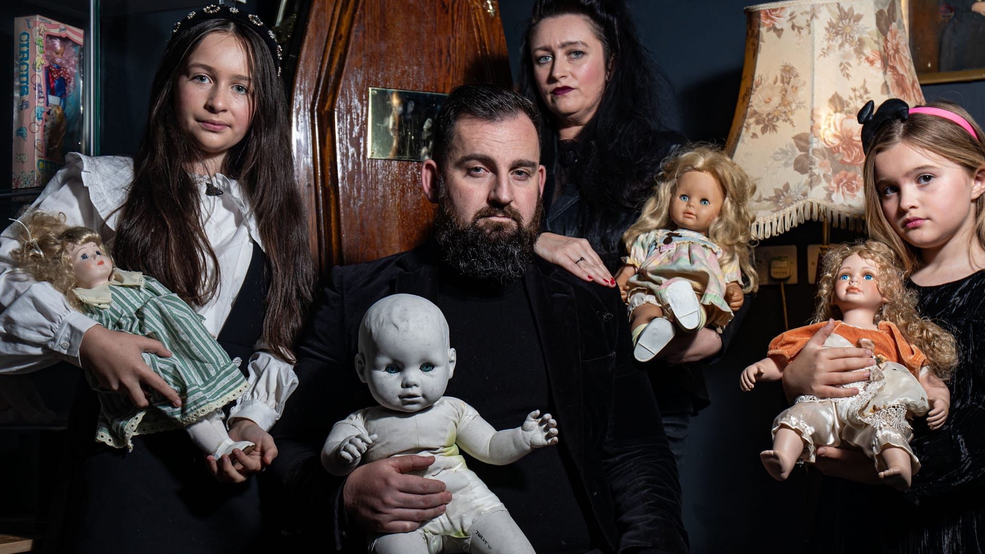 Video: Wie die Addams Family: Kinder spielen mit Puppe, die sich selbst angezündet haben soll