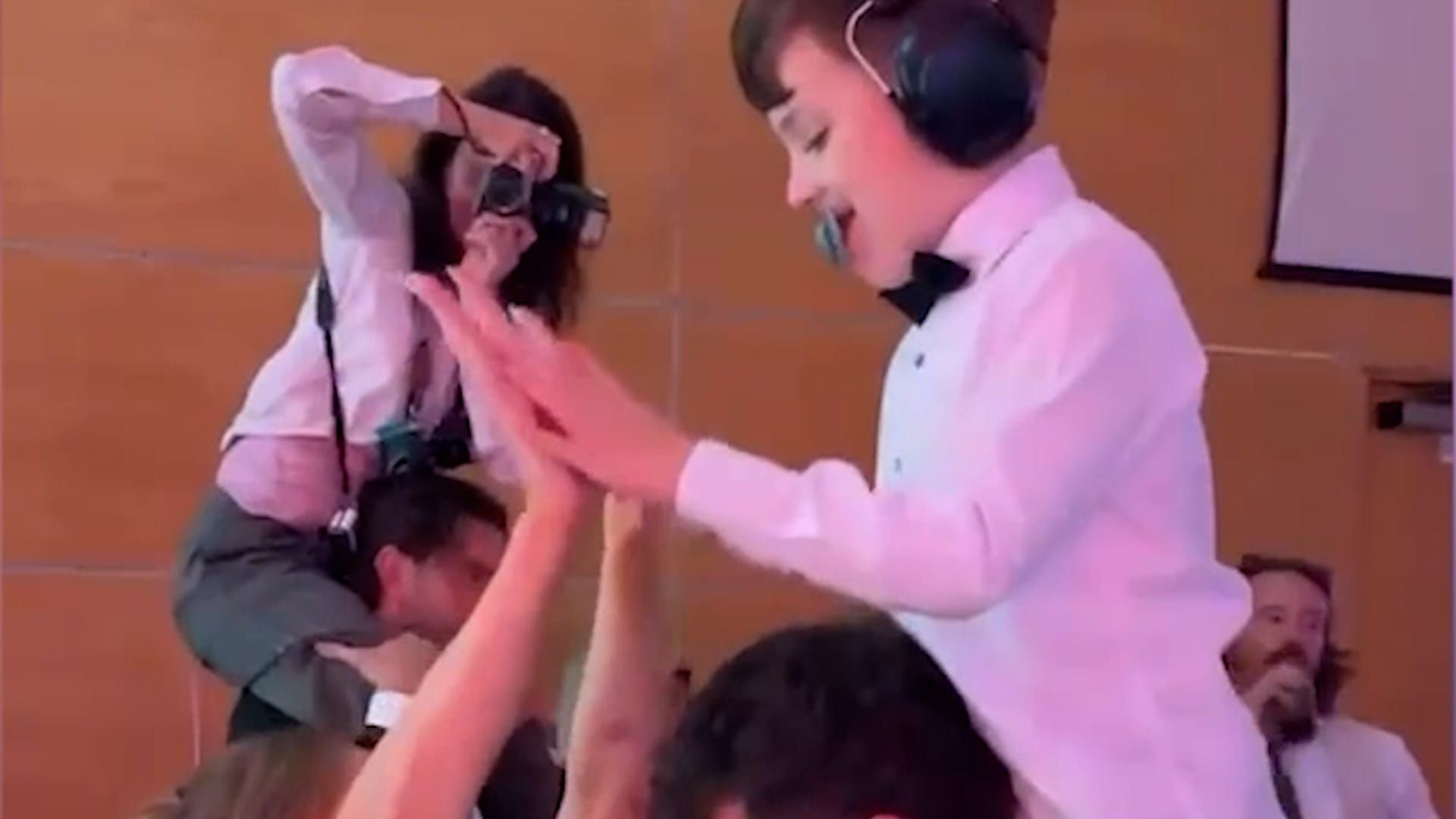Video: Sängerin überrascht autistischen Fan, 6, mit Auftritt auf der Hochzeit seiner Eltern