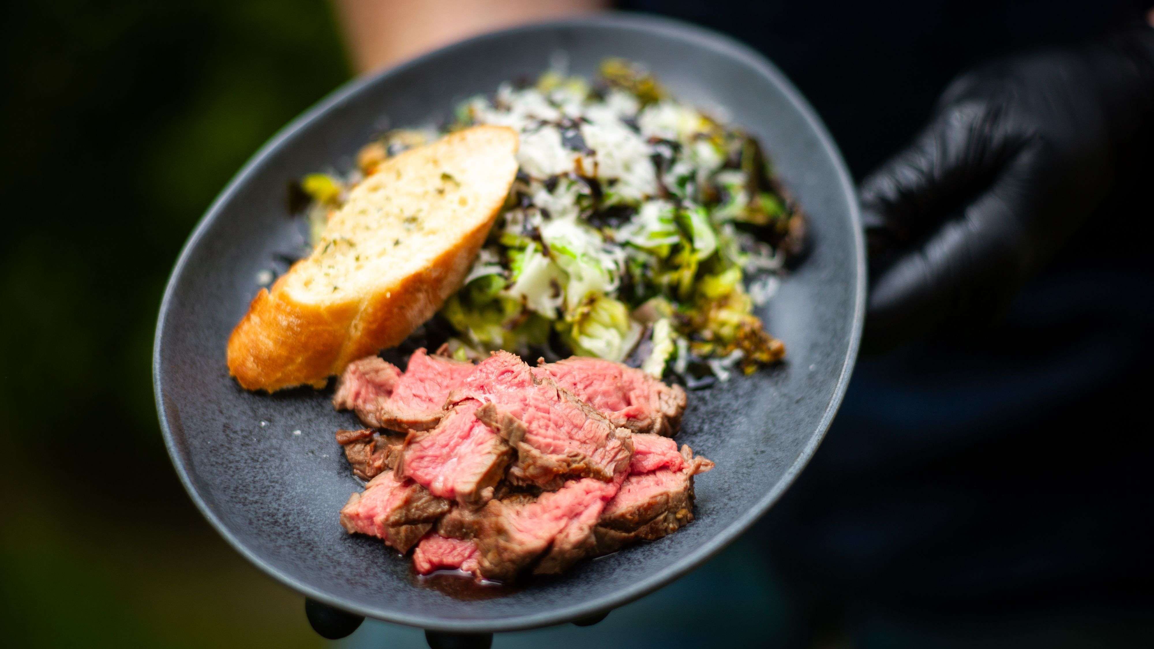 Grilling like Pros: Perfect Flank Steak with Spicy Grilled Salad