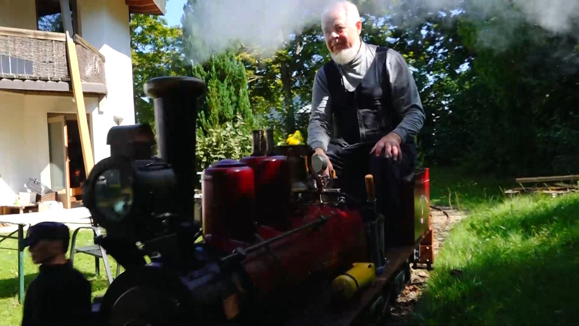 Eine Dampflokomotive im eigenen Garten