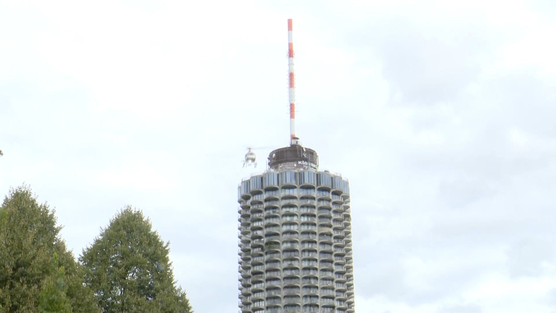 Helikopter im Einsatz: Dachsanierung des Augsburger Hotelturms