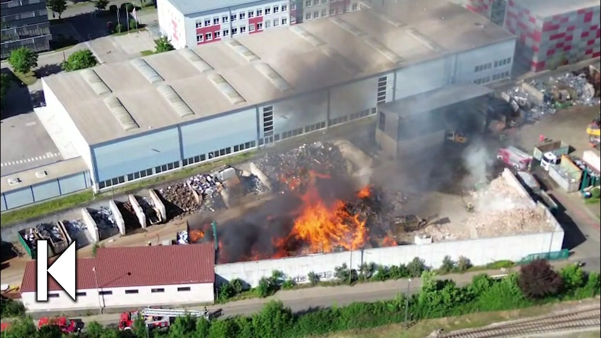 Video: Brand in Entsorgungsfirma: Stundenlanger Einsatz der Feuerwehr