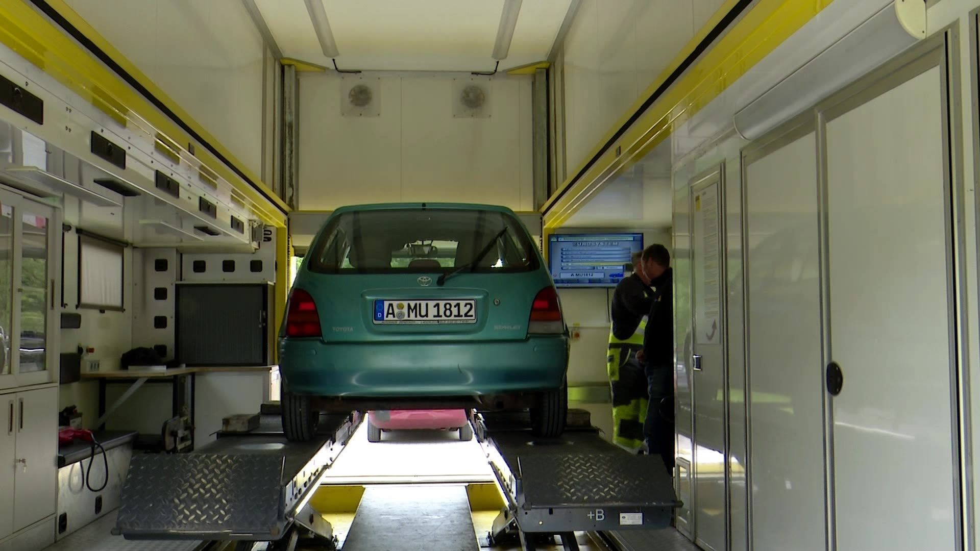 Video: Autos unter der Lupe - der mobile ADAC Prüfdienst