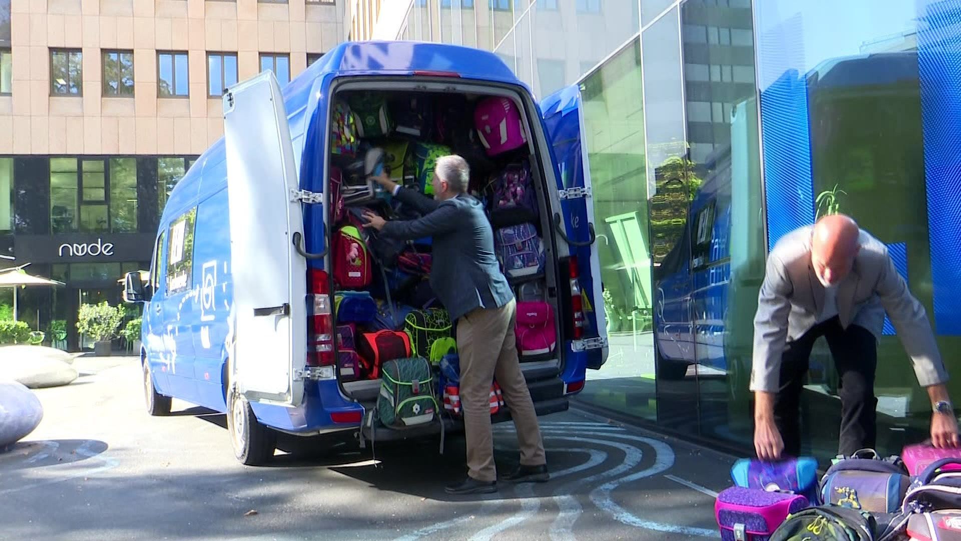 Video: Kinder spenden für Kinder - Neue alte Schulränzen für Erstklässler