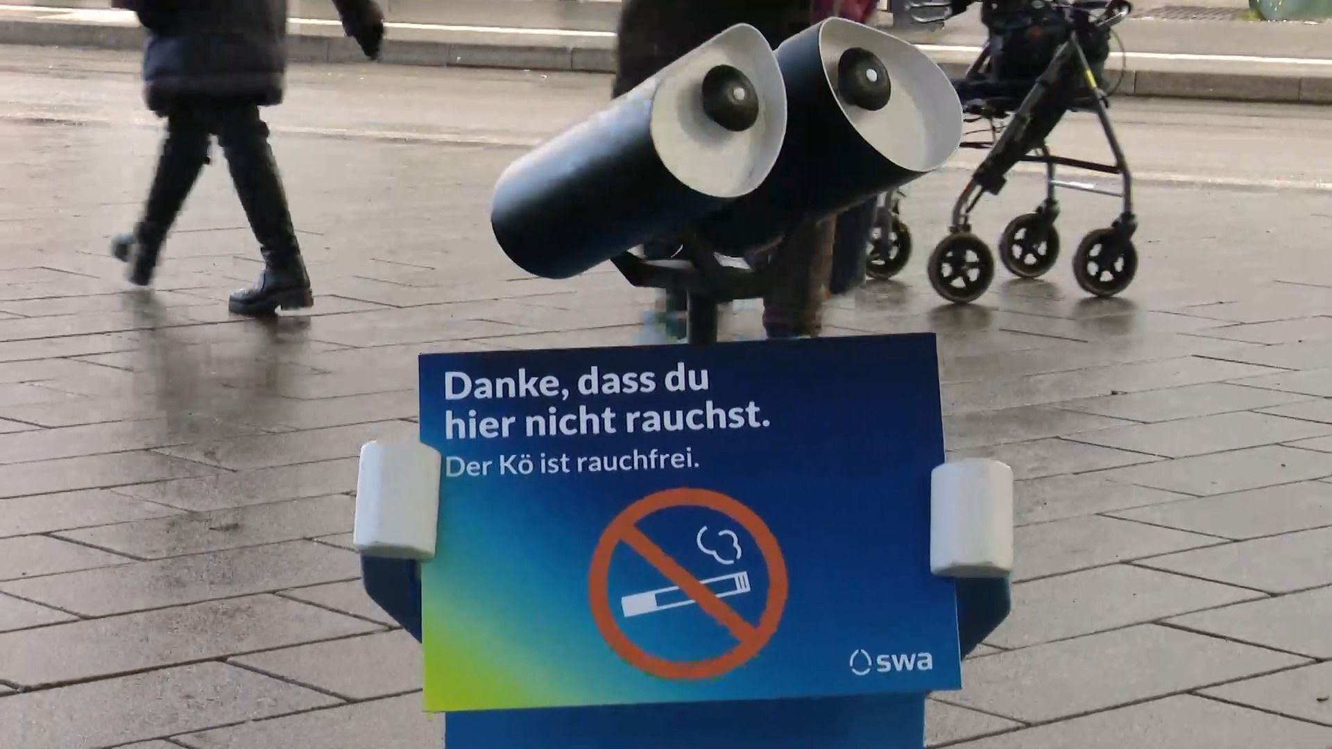 Video: Swally auf Streife - Roboter wirbt für rauchfreie Haltestellen