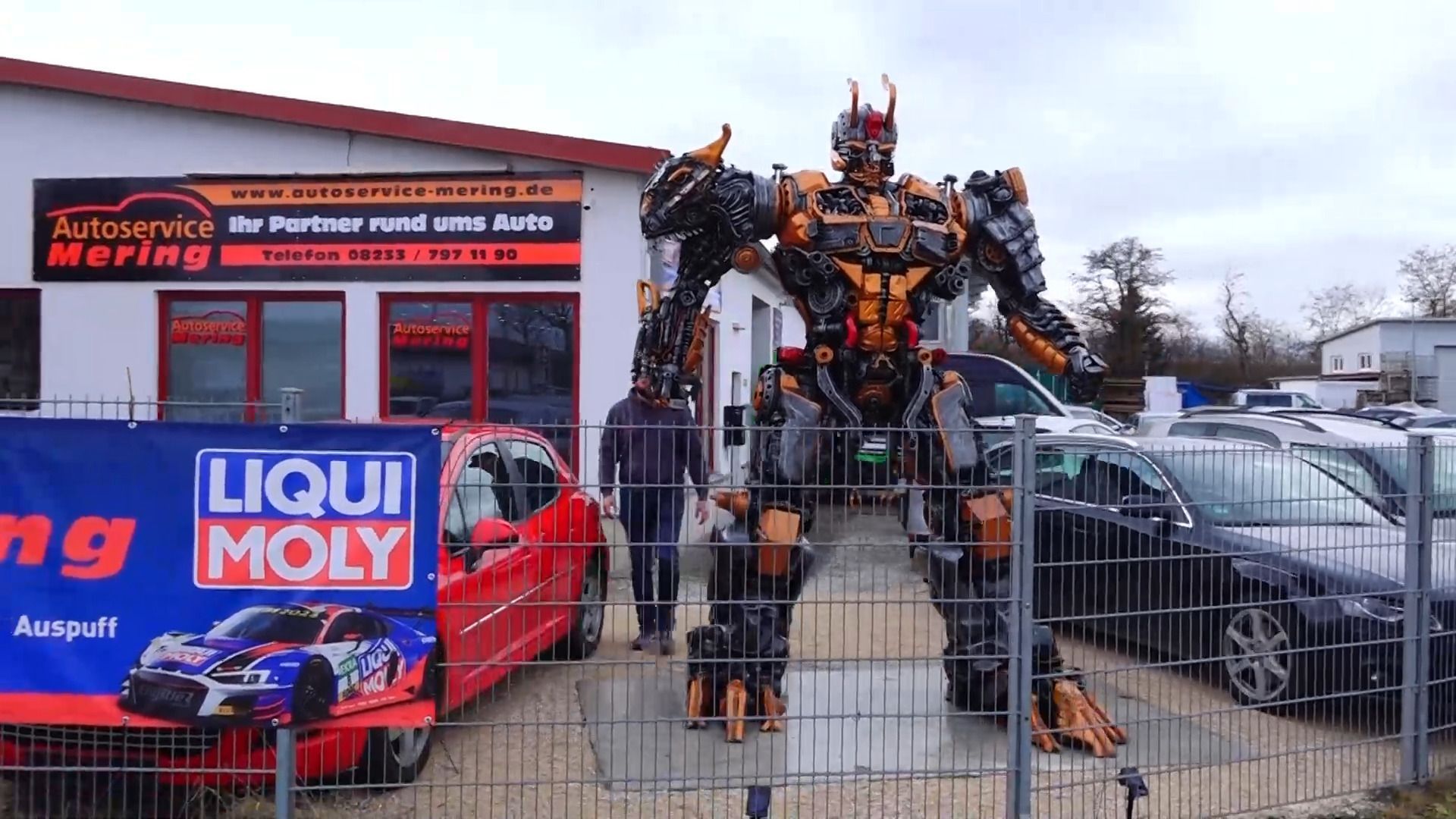 Video: Riesiger Transformer beeindruckt vor einer Werkstatt in Mering