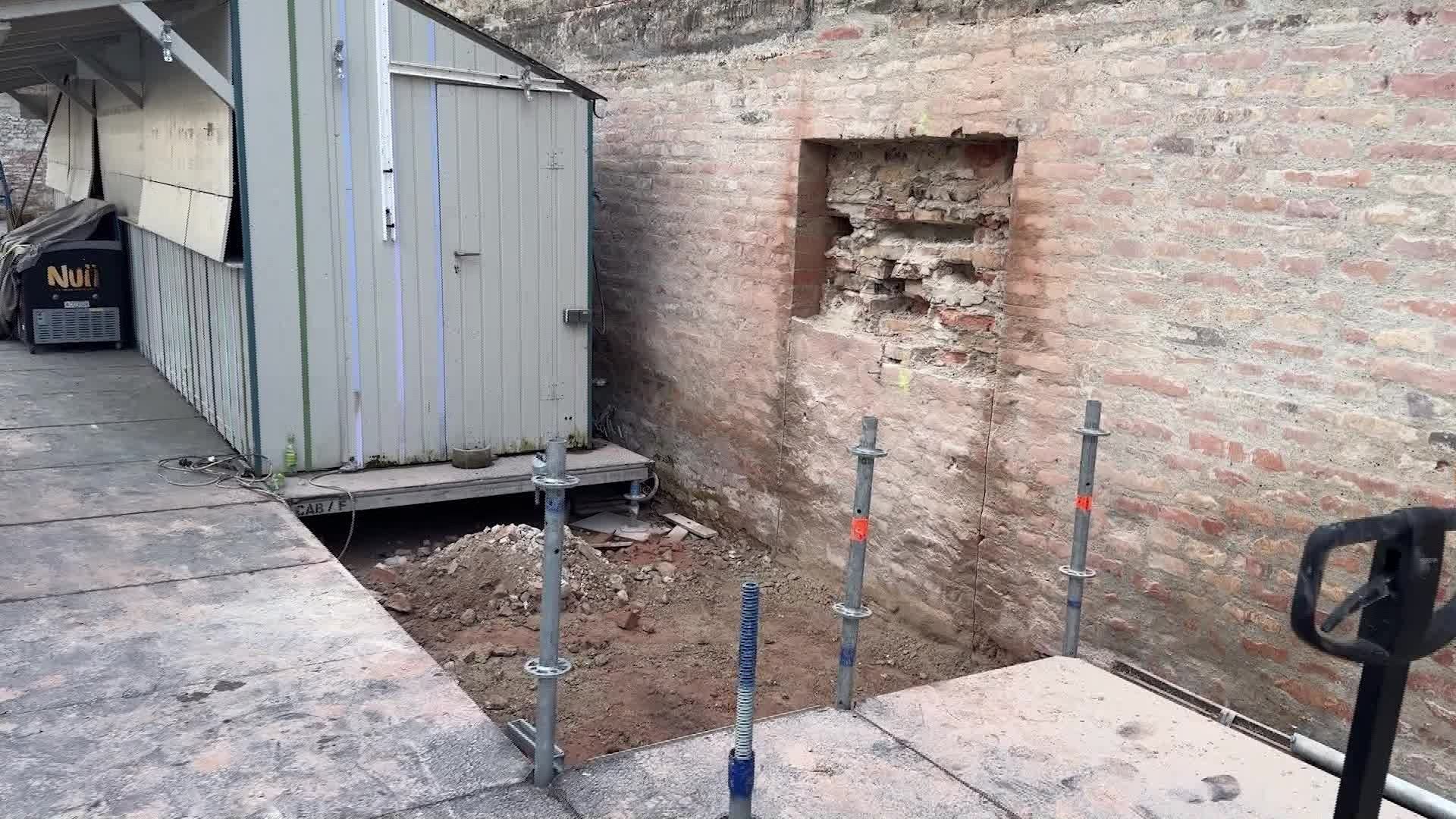 Video: a.tv kompakt: Augsburger Stadtmauer wird durchgebrochen