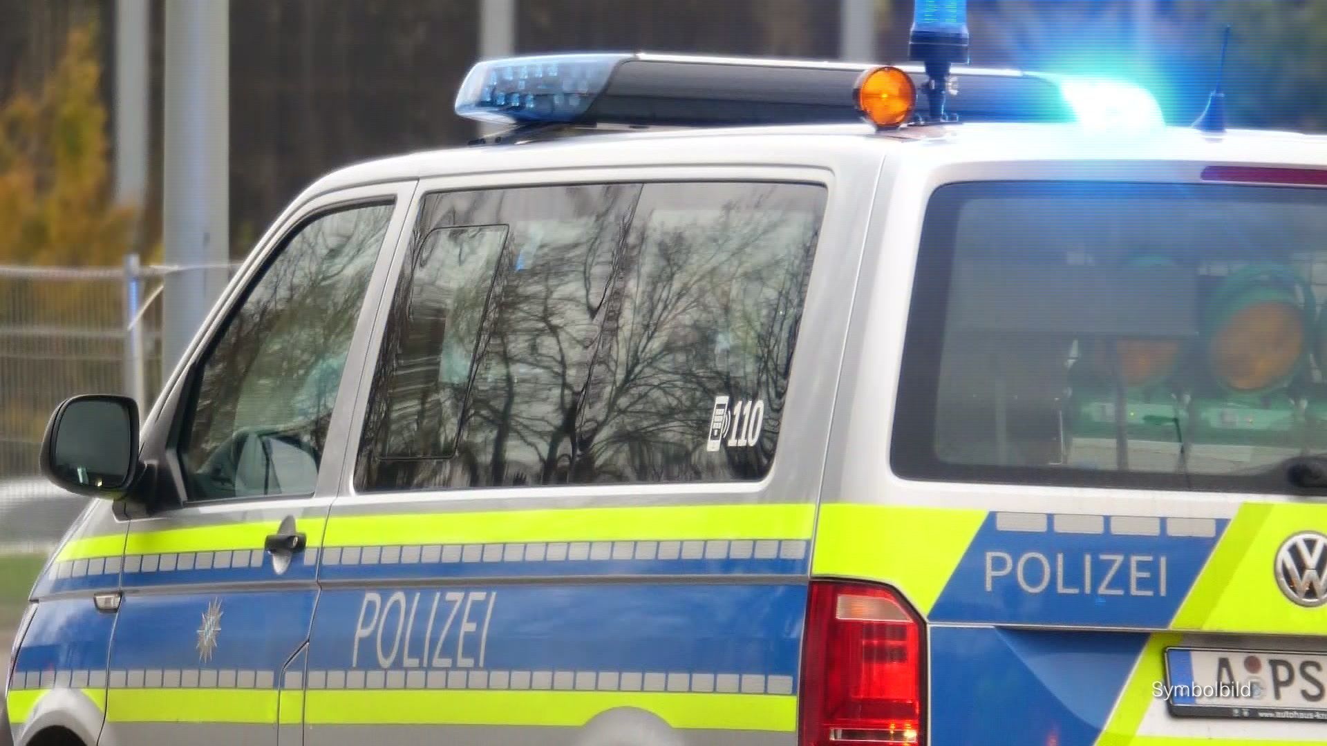 a.tv kompakt: Mann mit Messer bedroht Passanten