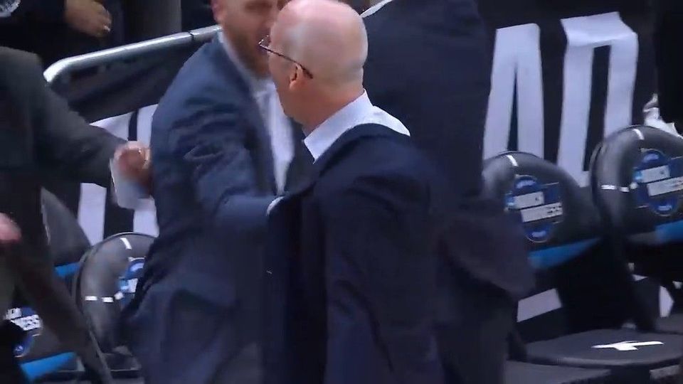 UConn Trainer Face to Face mit Schiedsrichter nach Gamewinner