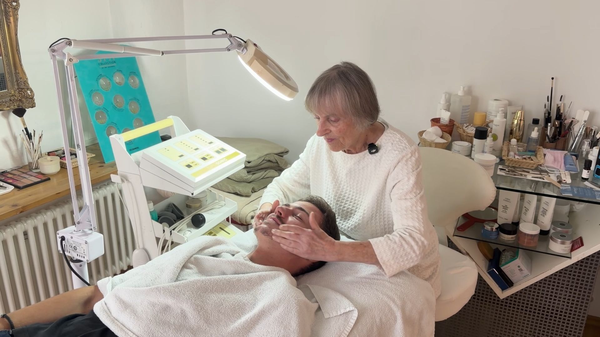 Video: Kosmetikerin mit 86 Jahren: Ingrid Sißmeir liebt ihren Beruf