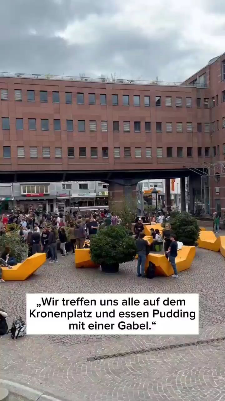 Young people eat pudding with a fork in Karlsruhe