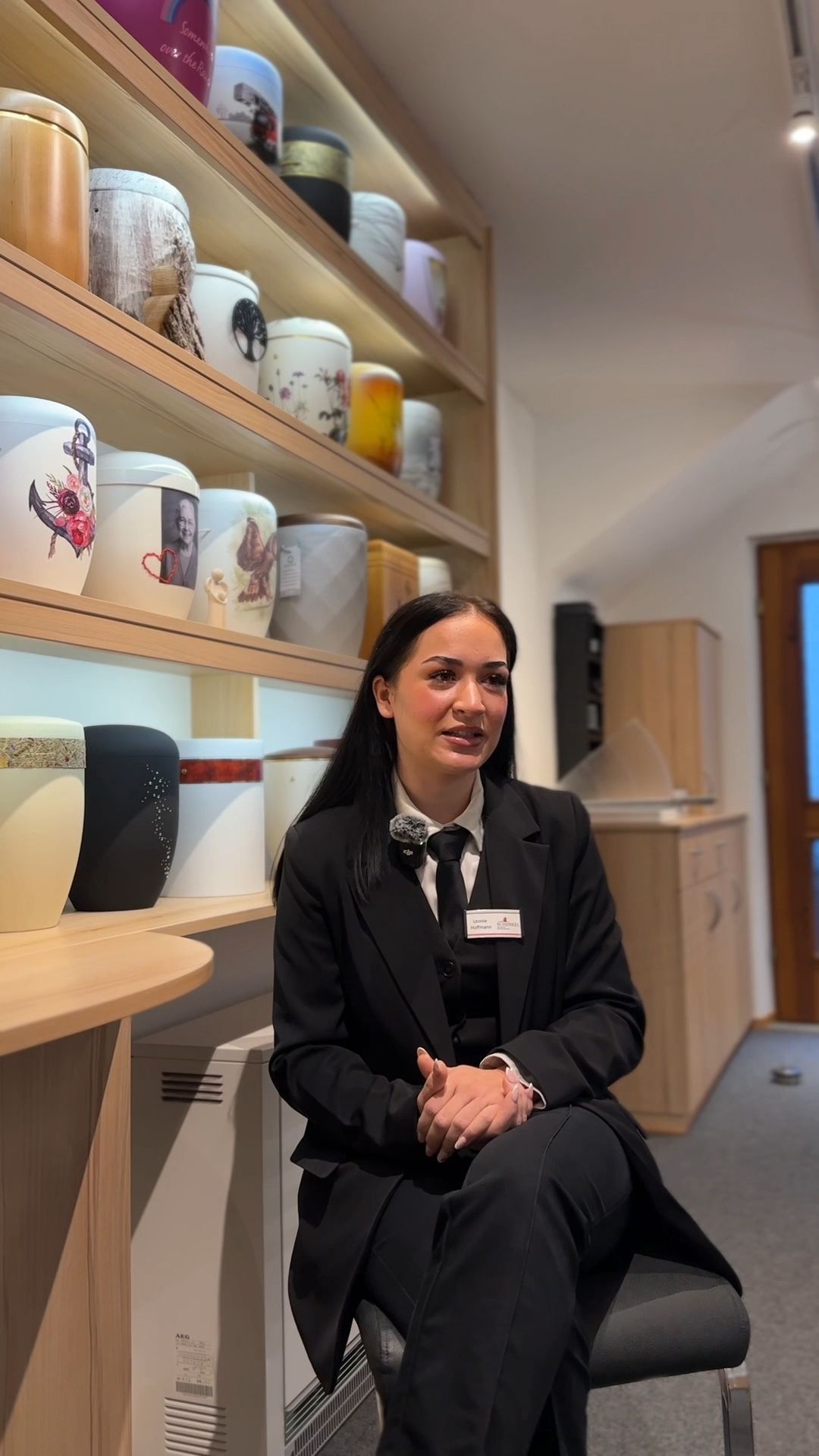 Video: 22-Jährige Bestatterin in Gernsbach: Leonie Hoffmann hilft beim Abschiednehmen