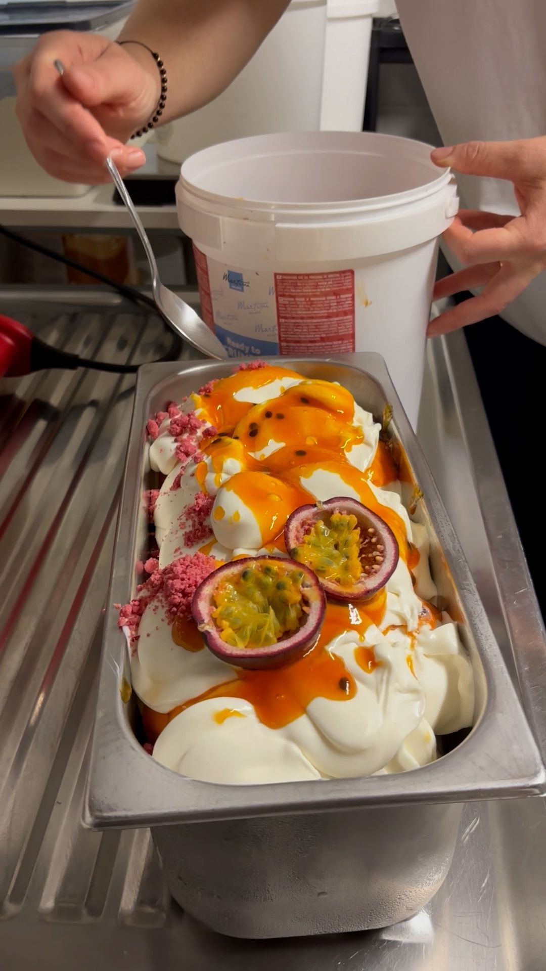 Video: So wird das Eis bei Gelato artigianale in Oberderdingen gemacht