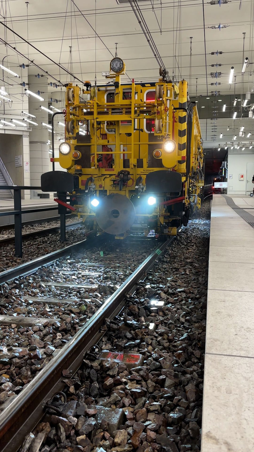 Video: Arbeiten rund um die Uhr: Bislang größte Instandhaltung im Karlsruher Stadtbahntunnel