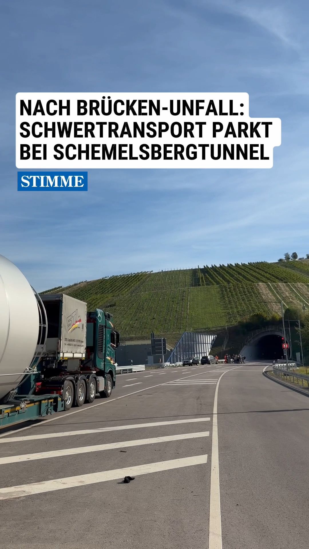 Video: Nach Brücken-Unfall: Schwertransport parkt bei Schemelsbergtunnel