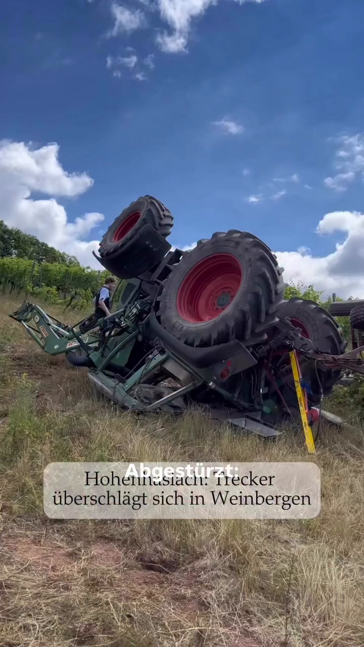 Video: Trecker überschlägt sich in Weinbergen bei Hohenhaslach