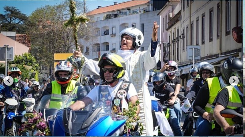 Video: Motorradpfarrer führt Osterprozession auf zwei Rädern an