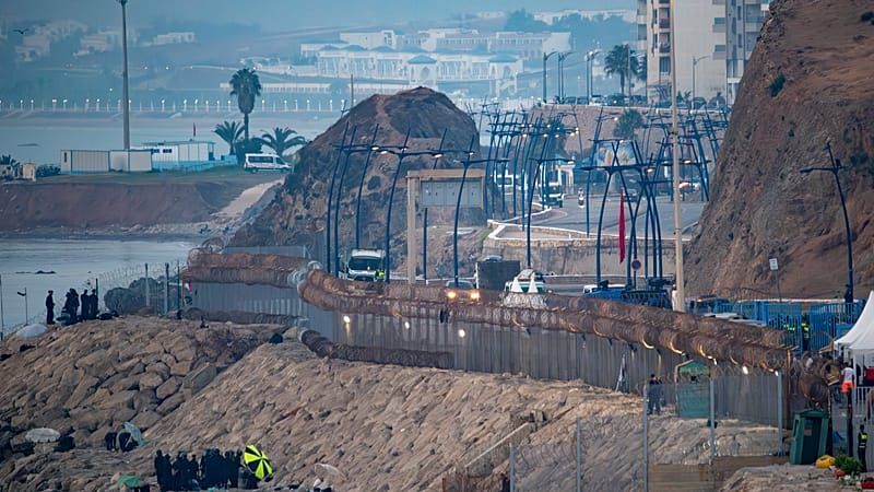 Video: Marokko stoppt neuen Ansturm auf Ceuta: Migranten am Grenzübertritt gehindert