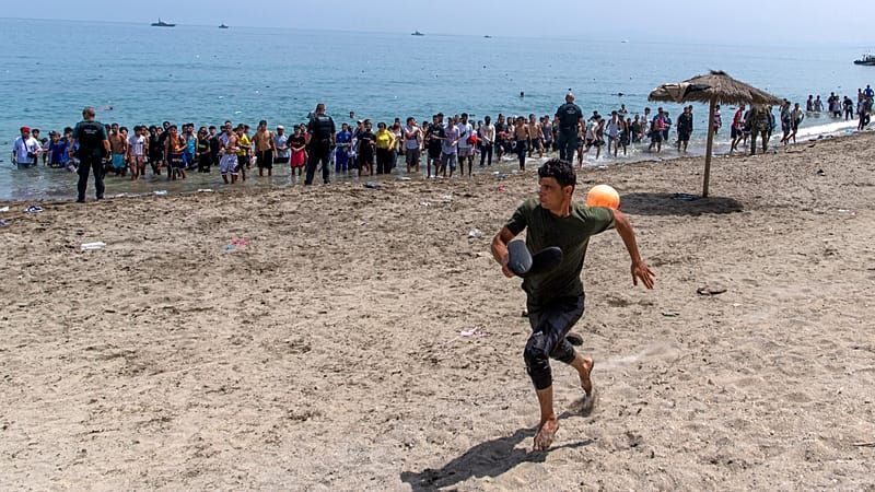 Video: Großeinsatz in Ceuta: Behörden räumen Strand mit rund 4.000 Migranten