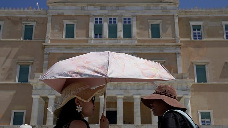 Video: Ausgerüstet mit Hut und Schirm: Griechenlands Touristen immer besser gegen Hitze gewappnet
