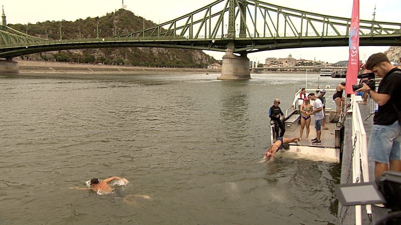 Video: Donau-Schwimmen in Budapest: Fast 1.000 sprangen in den Fluss