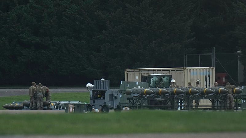 Video: Anti-Terror-Ermittlungen nach Sprengstoff-Alarm bei britischem Air Force Stützpunkt