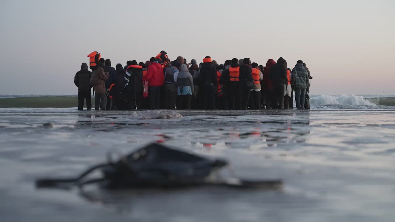 Video: Migranten besteigen ein Schlauchboot am Strand von Dünkirchen bei einem Versuch, den Ärmelkanal zu überqueren