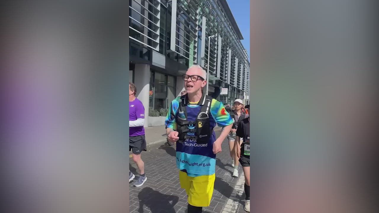 Video: UK: Blinder Künstler läuft Marathon mit KI-Brille und App