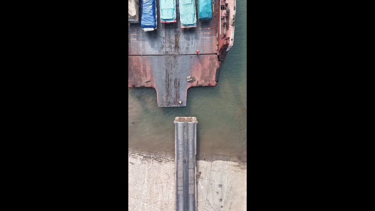 Video: China: Schwerer Ro-Ro-Frachter in China entlud Dutzende Anhänger in fließender Abfolge