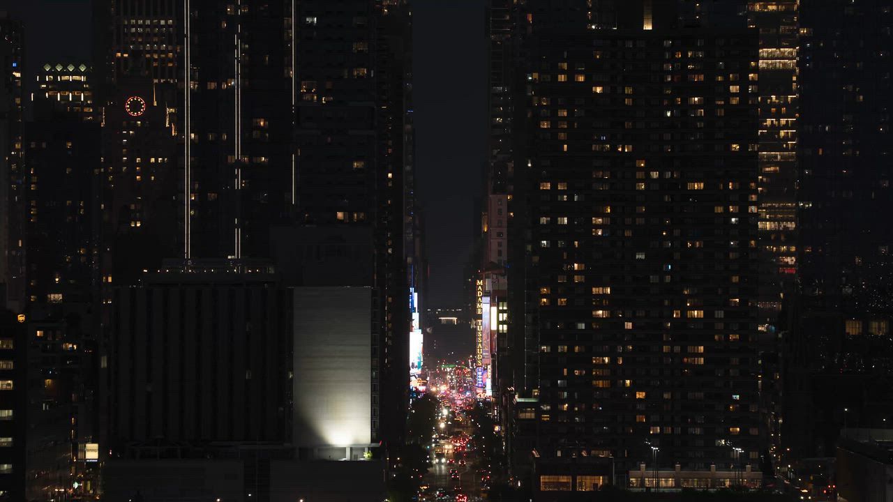 Video: USA: Voller Blumenmond steigt über der Skyline von New York City