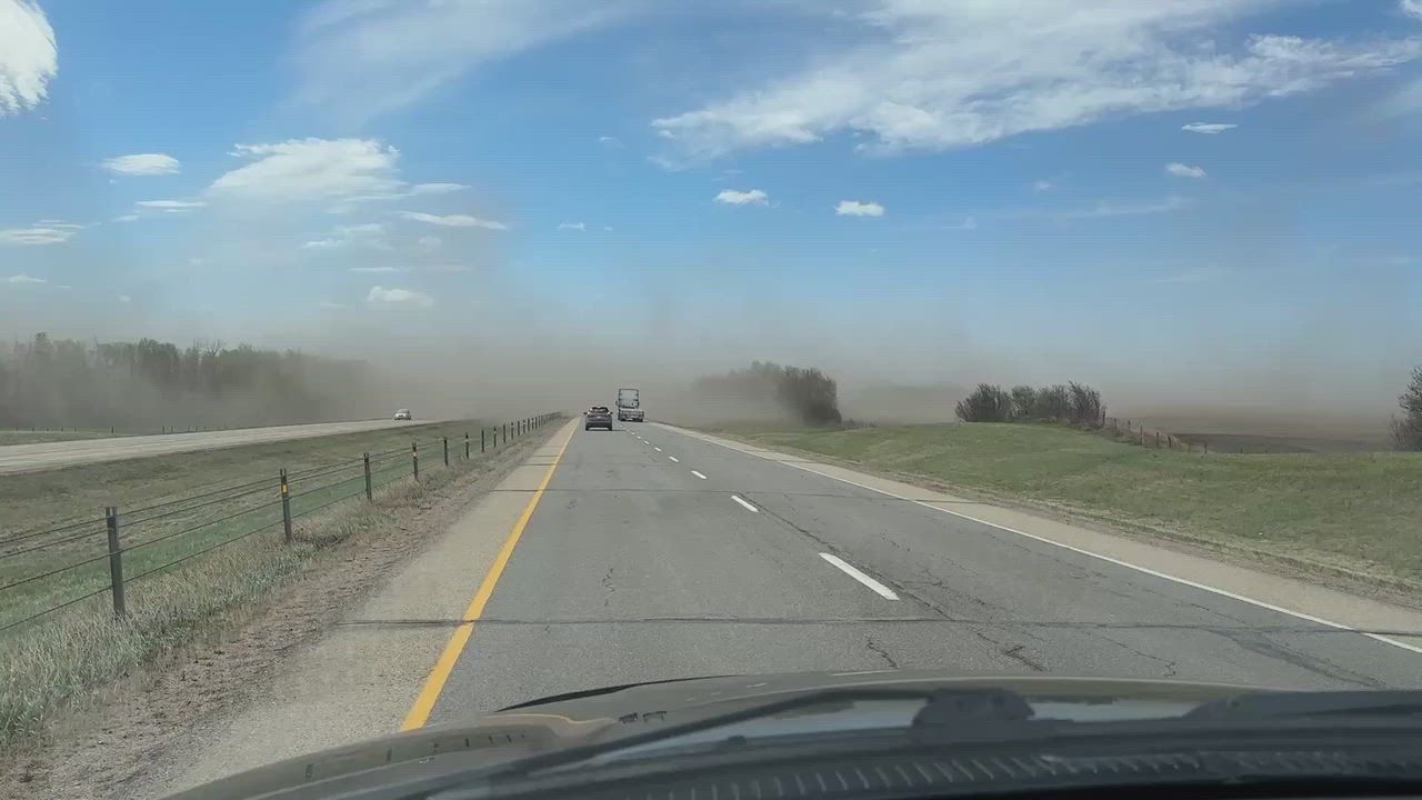 Video: Kanada: Schwerer Staubsturm hüllt Alberta-Highway ein, während Winde Boden von Feldern reißen