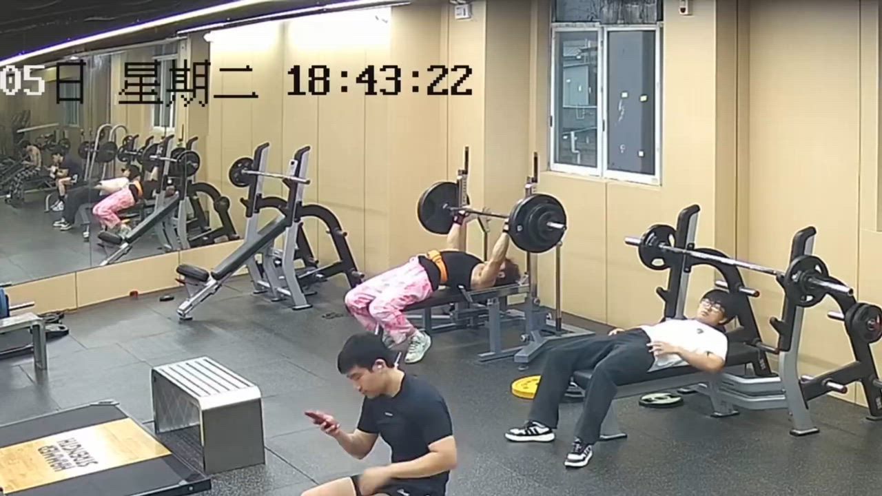 Video: China: Chinesischer Mann entkommt knapp, nachdem ihn eine 145-kg-Langhantel beim Bankdrücken am Hals einklemmt