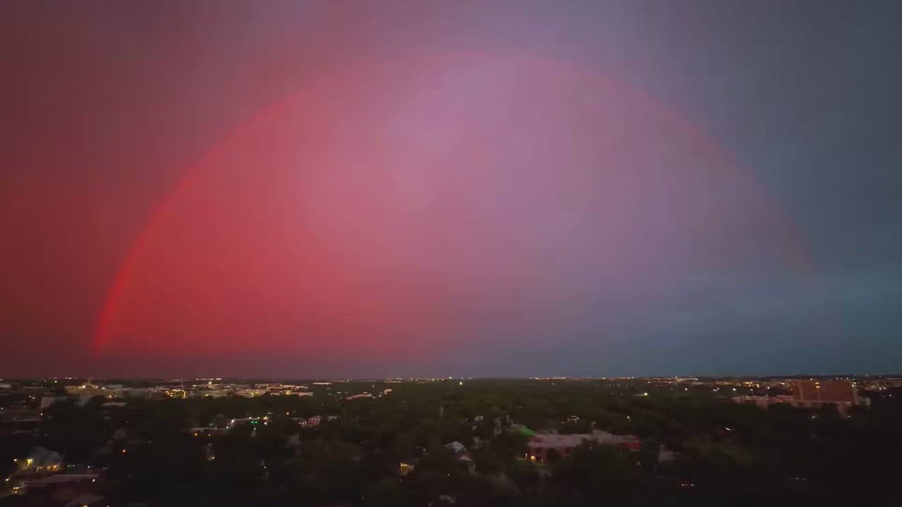 Video: USA: Blitze, Regenbogen und Sonnenuntergang vereinen sich nach Sturm zu seltenem Naturschauspiel über Austin